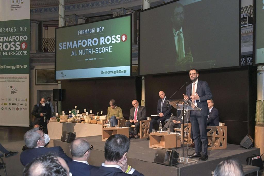 Il ministro Stefano Patuanelli al convegno contro il Nutri-score