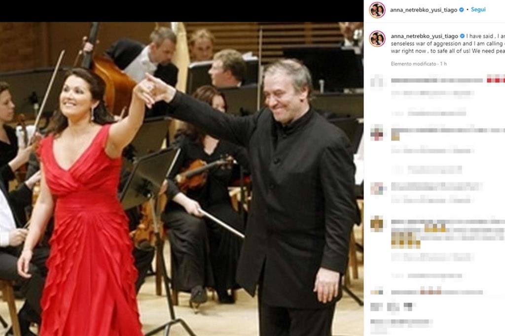 Il soprano russo Anna Netrebko ha postato su Instagram questa foto accanto al maestro Valery Gergiev, poi rimossa