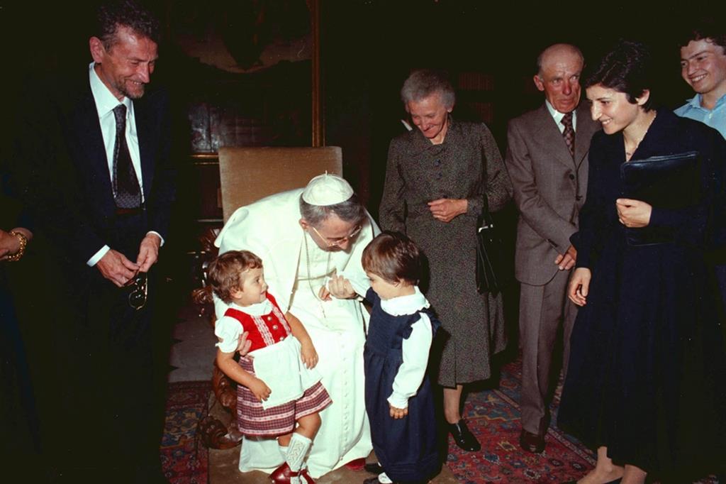 Papa Luciani riceve in udienza i suoi familiari dopo l’elezione