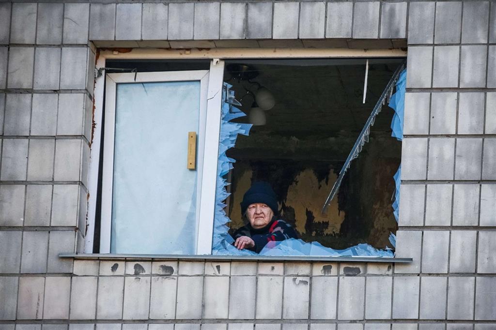 Un'anziana residente a una finestra del condominio colpito da un raid stamani a Kiev