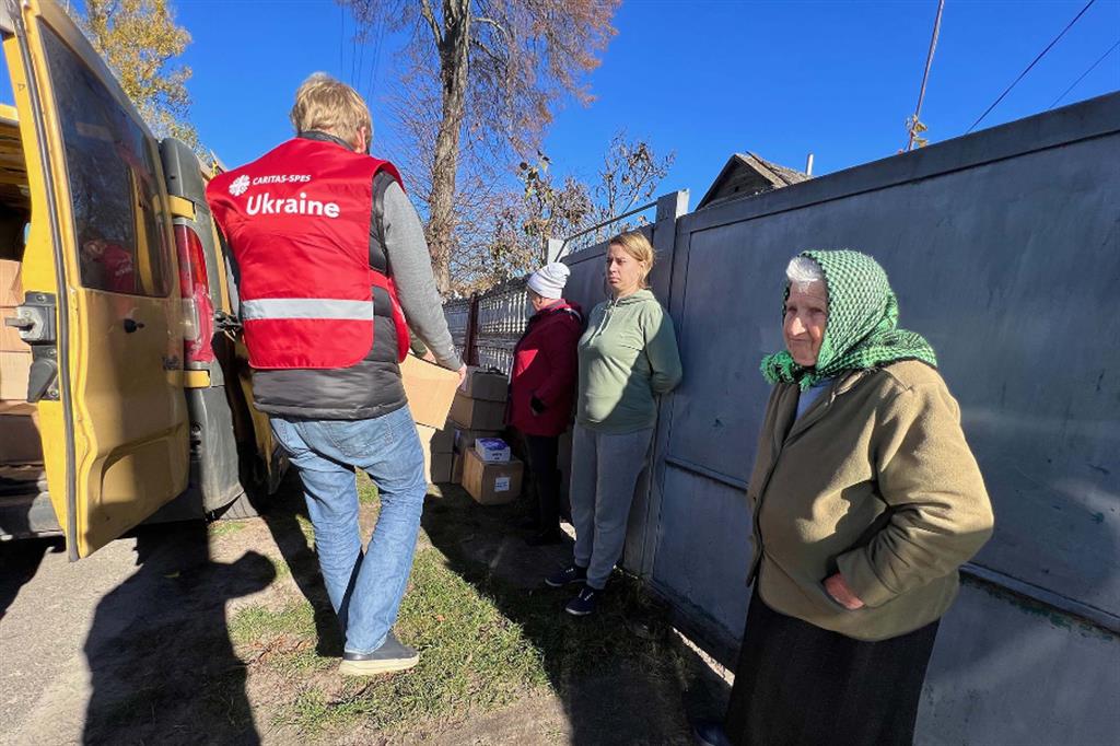Un volontario Caritas tra gli anziani dei villaggi intorno a Borodyanka