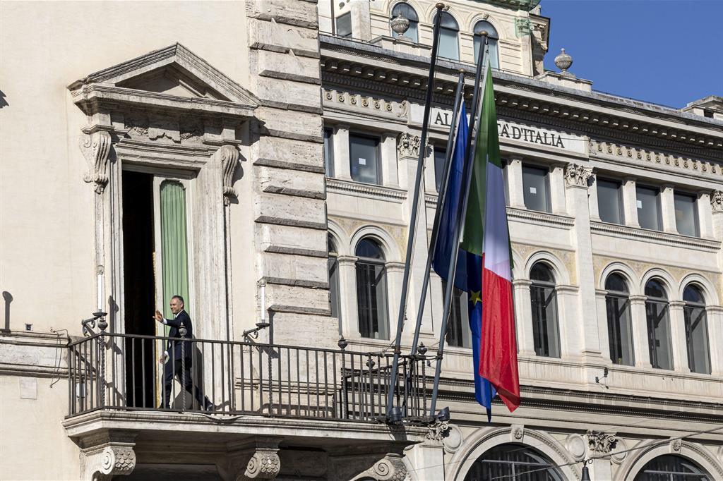 Le bandiere esposte sul balcone di palazzo Chigi per il consiglio dei ministri