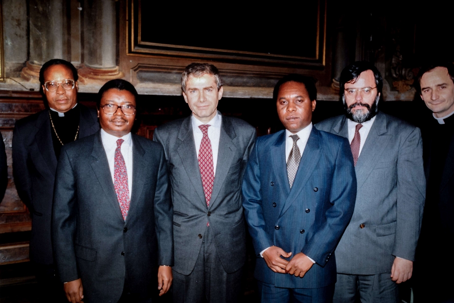 Un accordo frutto di coraggio, spirito di intrapresa, trattative pazienti. Nella foto i negoziatori dell’Accordo di pace per il Mozambico, siglato nel 1992