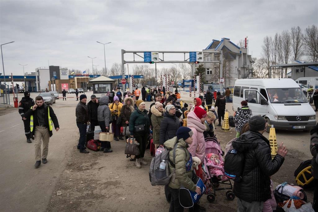 Colonne di profughi ucraini al confine con la Moldavia