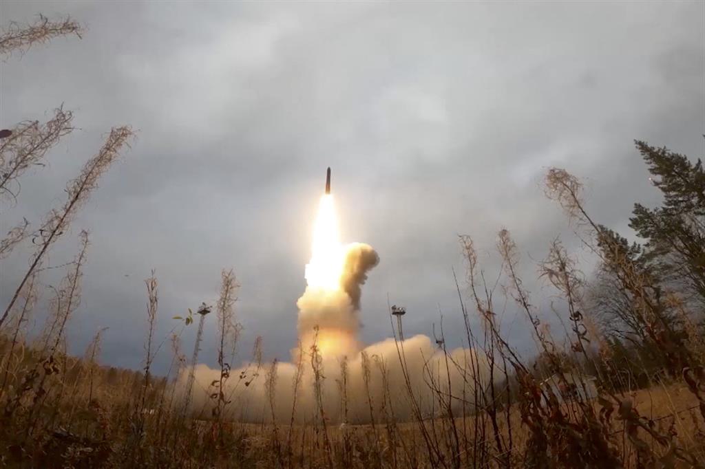 Un missile intercontinentale russo lanciato durante una recente esercitazione. Può trasportare testate nucleari