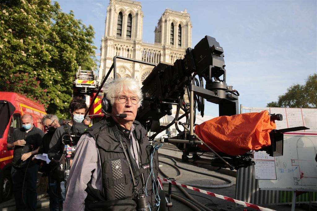 Il regista Jean-Jacques Annaud sul set davanti alla cattedrale di Notre-Dame di Parigi
