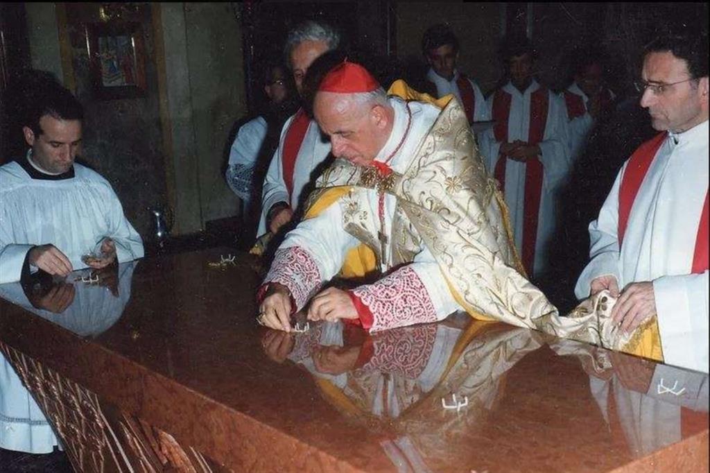 1977: Colombo consacra l'altare della "sua" Caronno. Arcivescovo a Milano dal 1963 al 1979, era stato collaboratore di Montini
