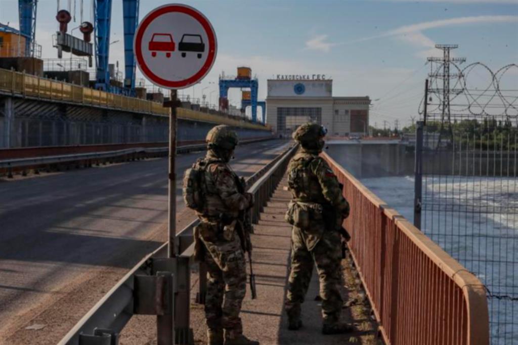 Militari russi di guardia all'impianto idroelettrico di Kakhovka