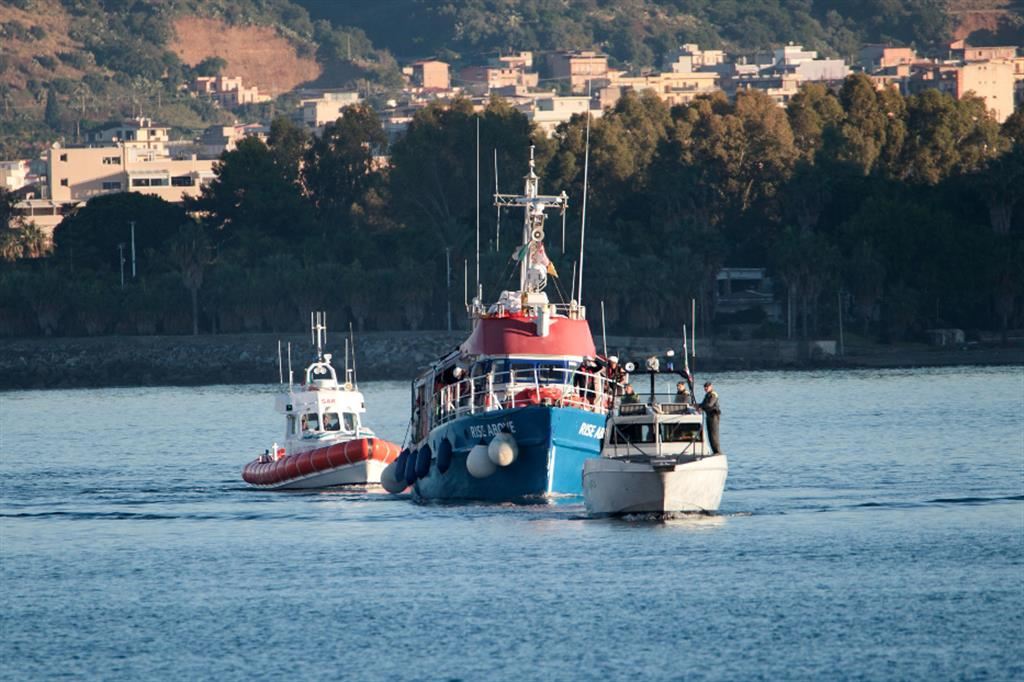 La Rise Above della ong tedesca Mission Lifeline è entrata ieri nel porto di Reggio Calabria scortata da Capitaneria di porto e Guardia di finanza