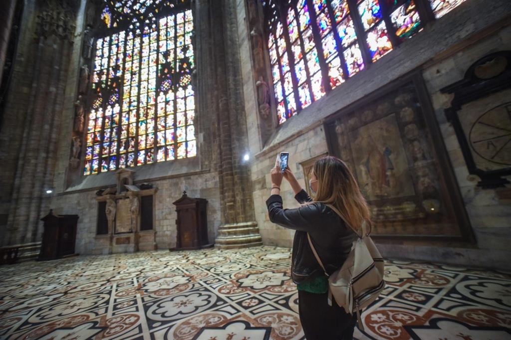 Milano: uno dei primi visitatori arrivati in Duomo dopo i lockdown del 2020