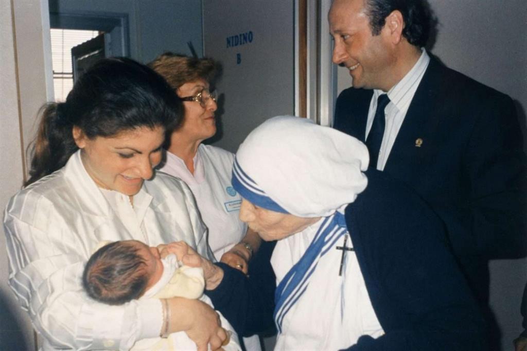 Madre Teresa con un neonato al Policlinico Gemelli assieme al professor Giuseppe Noia