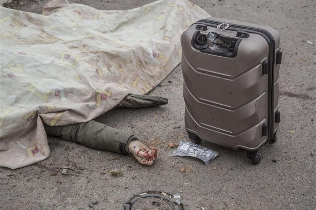 Una donna uccisa mentre cercava da fuggire da Mariupol