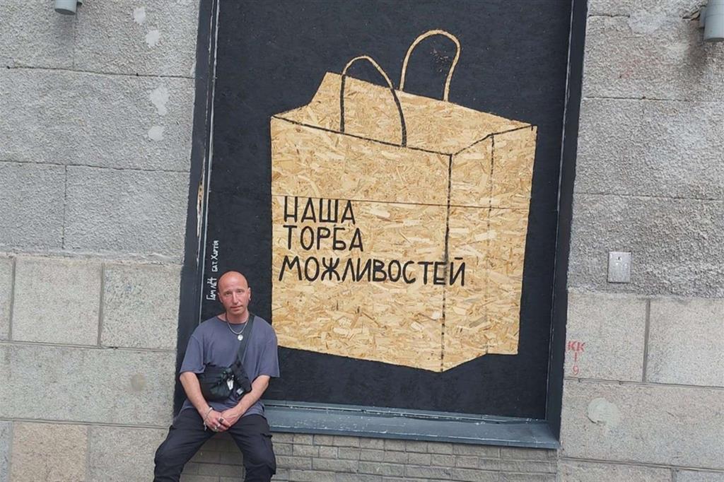 Gamlet Zinkivskyi è nato 36 anni anni fa a Kharkiv. È uno street artist conosciuto al livello internazionale, ha esposto le sue creazioni da Lima a Londra