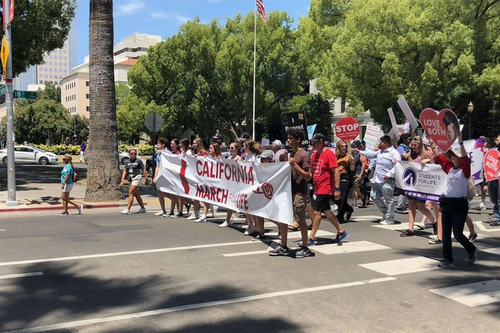 Manifestazione pro-vita in California dopo la sentenza della Corte Suprema di Washington