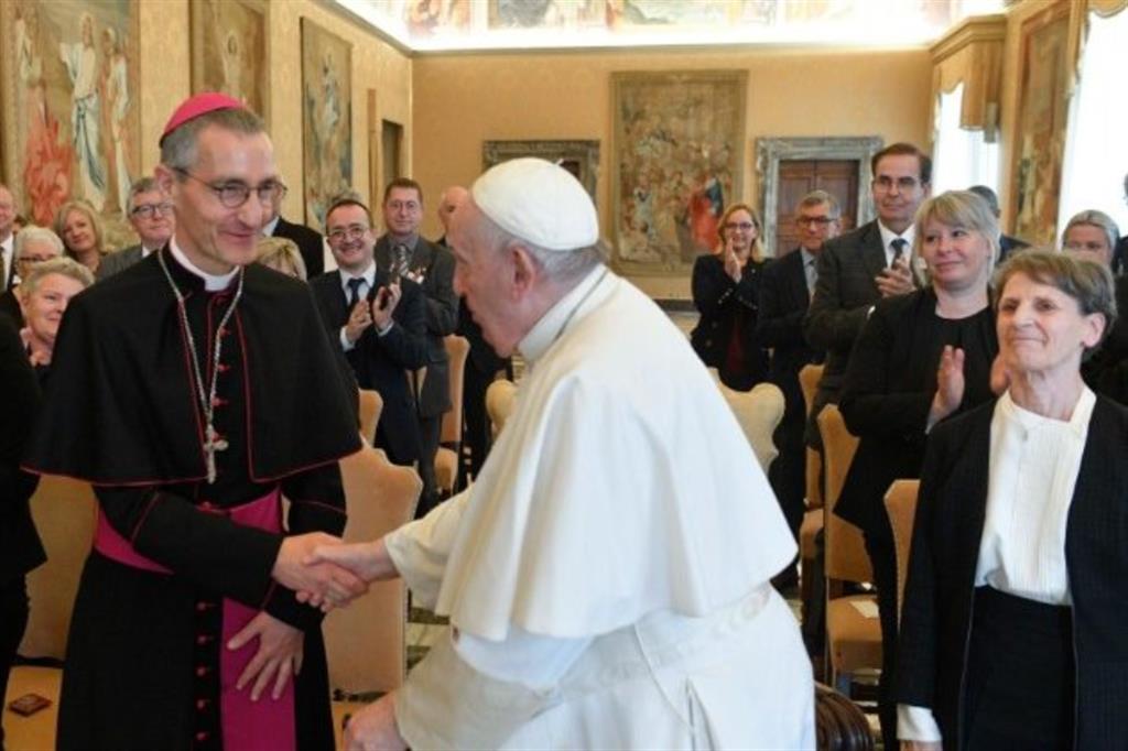 Il Papa: ai malati terminali offrire cura e sollievo, non la morte