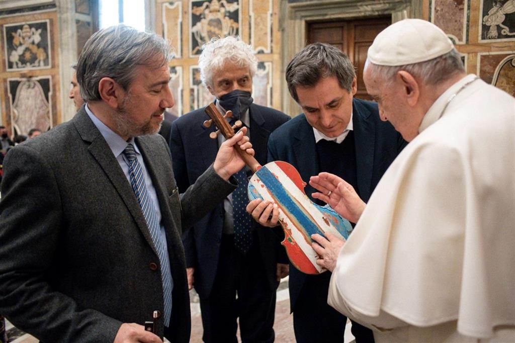 Papa Francesco con, alla sua destra, Arnoldo Mosca Mondadori, Nicola Piovani e Carlo Maria Parazzoli
