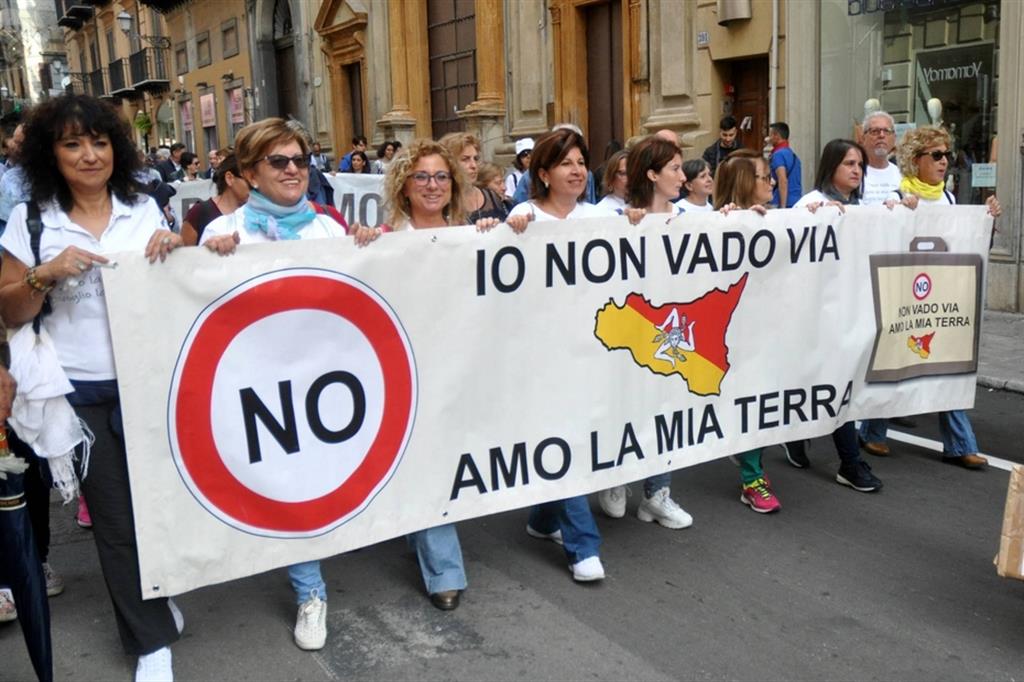 Un corteo del Movimento delle Valige nella città di Palermo nel 2019