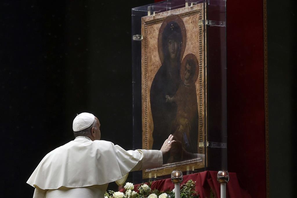 Papa Francesco consacra Russia e Ucraina a Maria. E supplica la pace