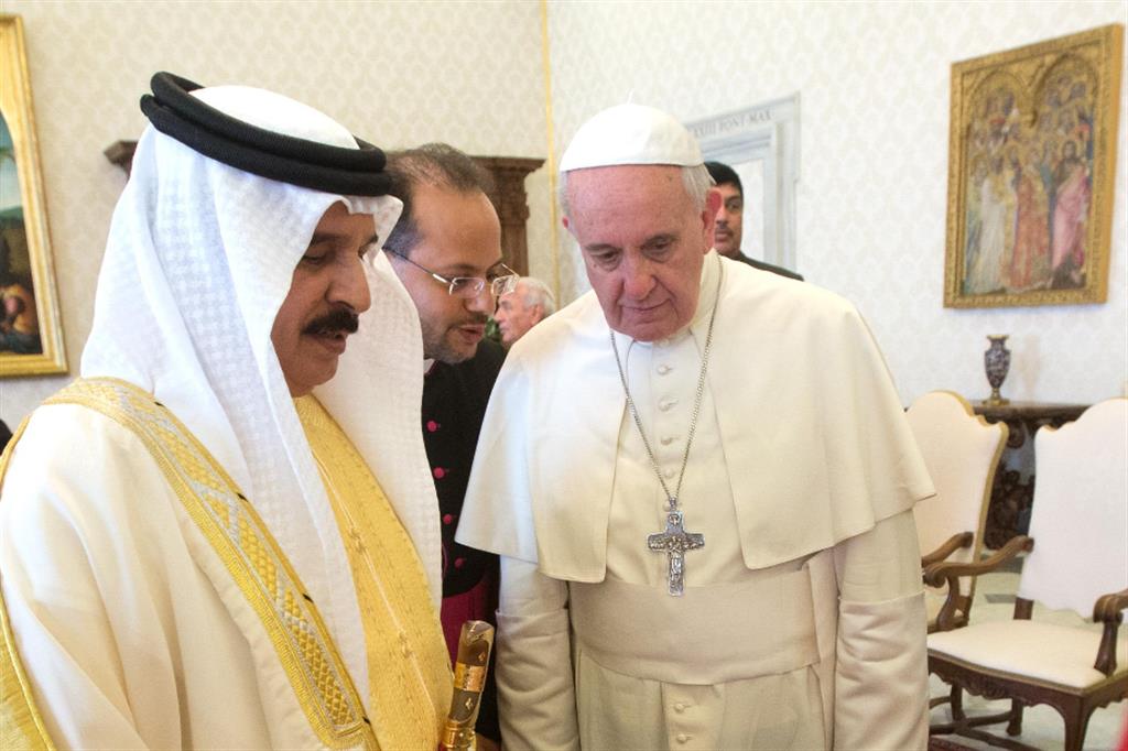 Papa Francesco con il re del Bahrein, Isa Al Khalifa, in Vaticano nel 2014