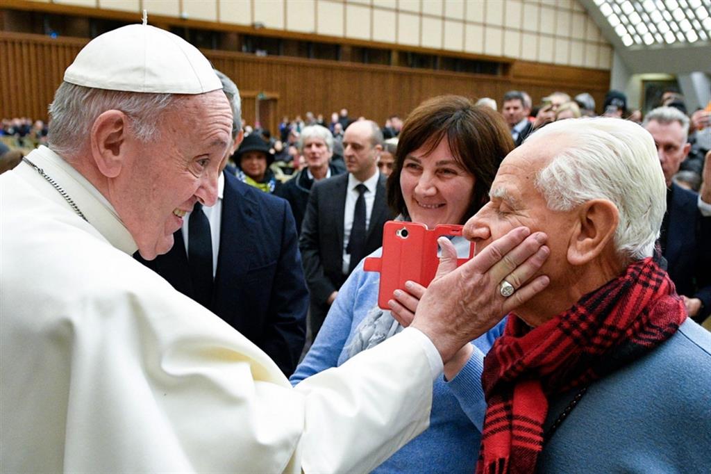 Il Papa: dai nonni la rivoluzione della tenerezza