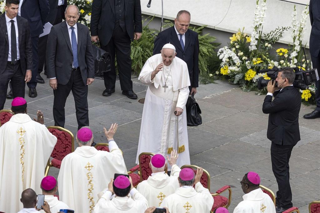 Il Papa: camminare insieme, l'esclusione dei migranti è criminale