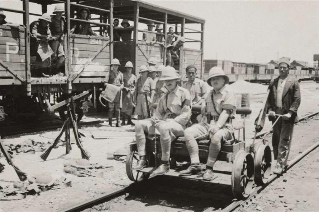 Ufficiali del 1° Battaglione The Loyal Regiment (North Lancashire) ad Haifa nel 1936. I Loyal erano impegnati in compiti di protezione ferroviaria contro i gruppi arabi militanti che si opponevano alla crescente immigrazione ebraica