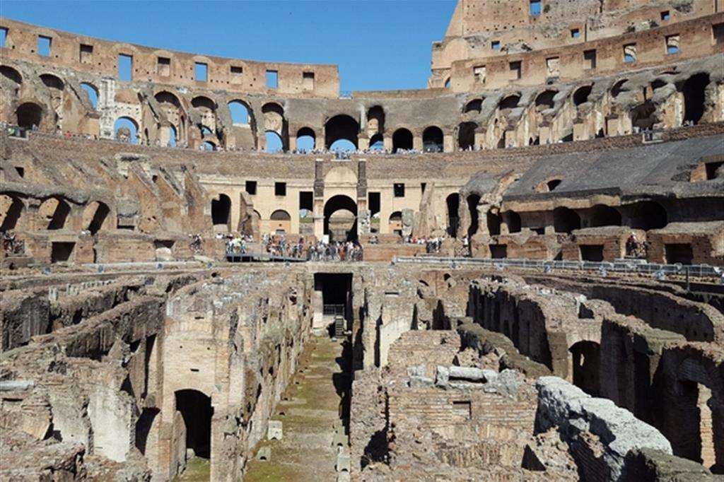 Turisti visitano il Colosseo