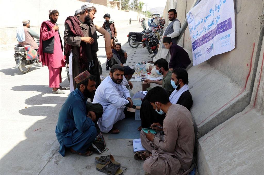 Un raduno maschile al centro di Kandahar