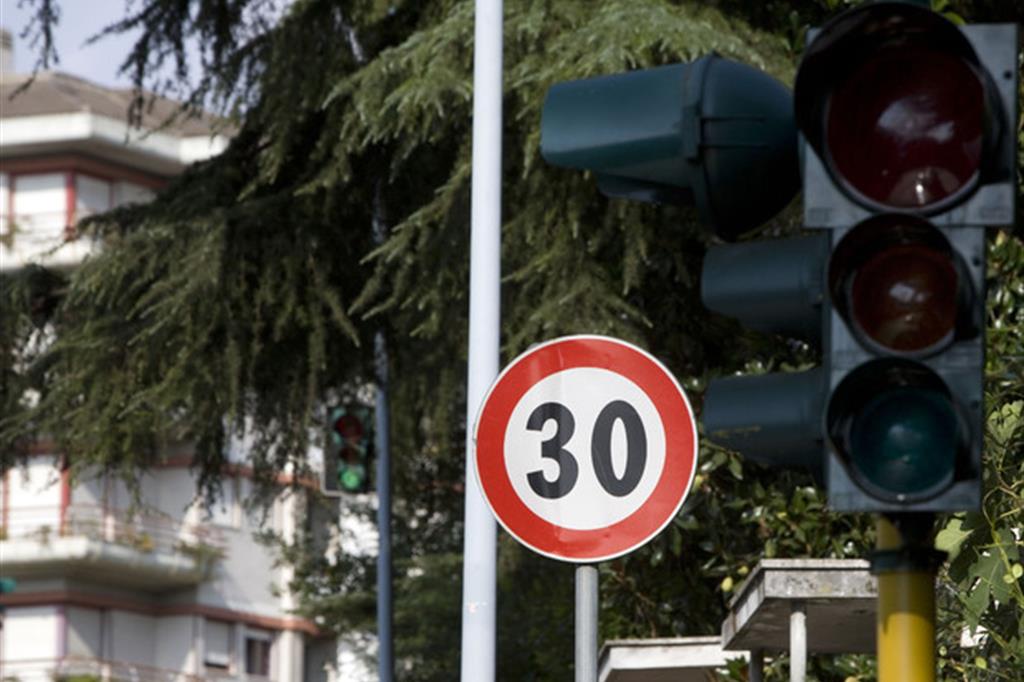 Bologna frena: da giugno 2023 limite di 30 km/h in tutta la città