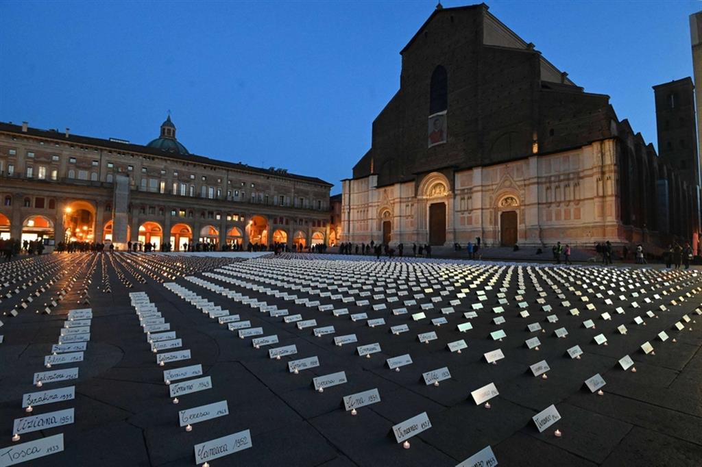 Il ricordo delle vittime del Covi a Bologna, in piazza Maggiore, domenica 13 marzo 2022