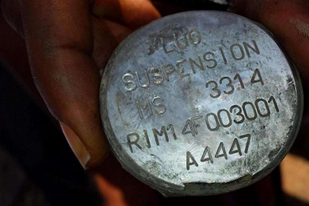 Frammento dell'anello di sospensione della bomba prodotta in Italia da RWM rinvenuto sul luogo della strage