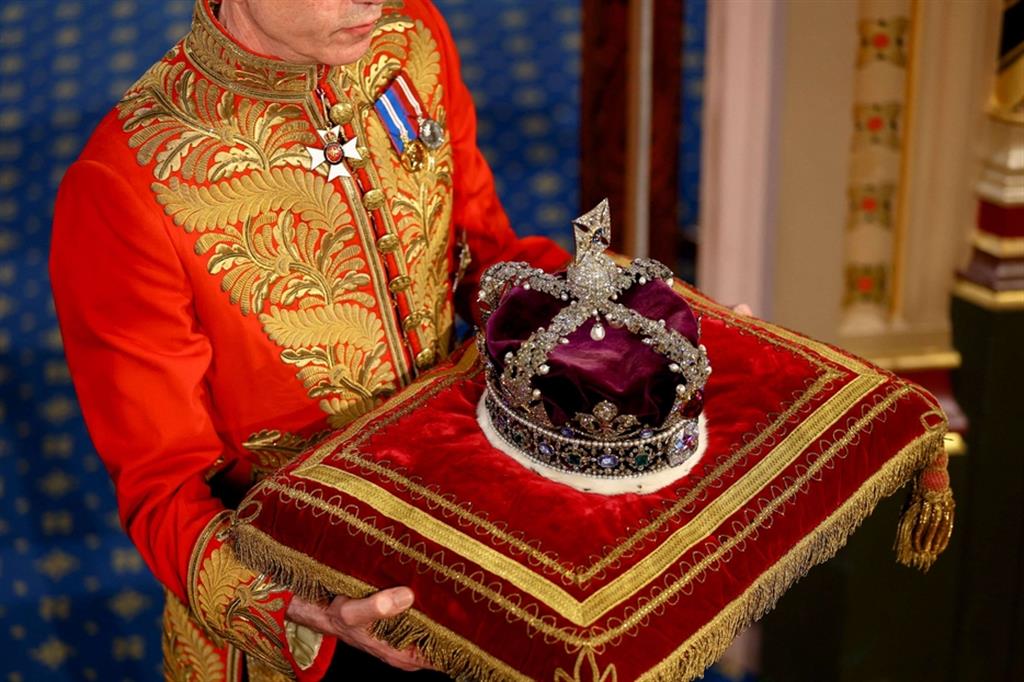 La Corona viene portata al Palazzo di Westminster, in assenza della Regina
