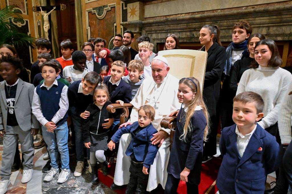 Un'immagine dell’udienza di Papa Francesco al Forum delle Famiglie. Il Papa si è intrattenuto anche i numerosi bambini presenti nell’Aula Clementina