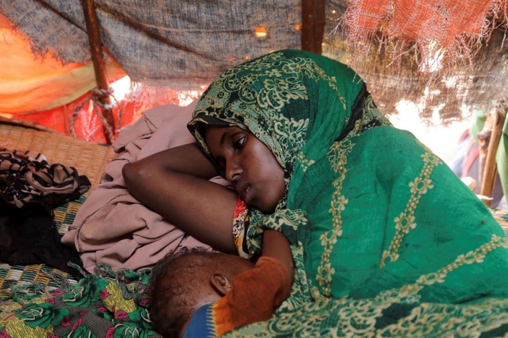 Una madre con suo figlio di 8 mesi nel campo profughi di Kaxareey a Dolo, in Somalia - Reuters