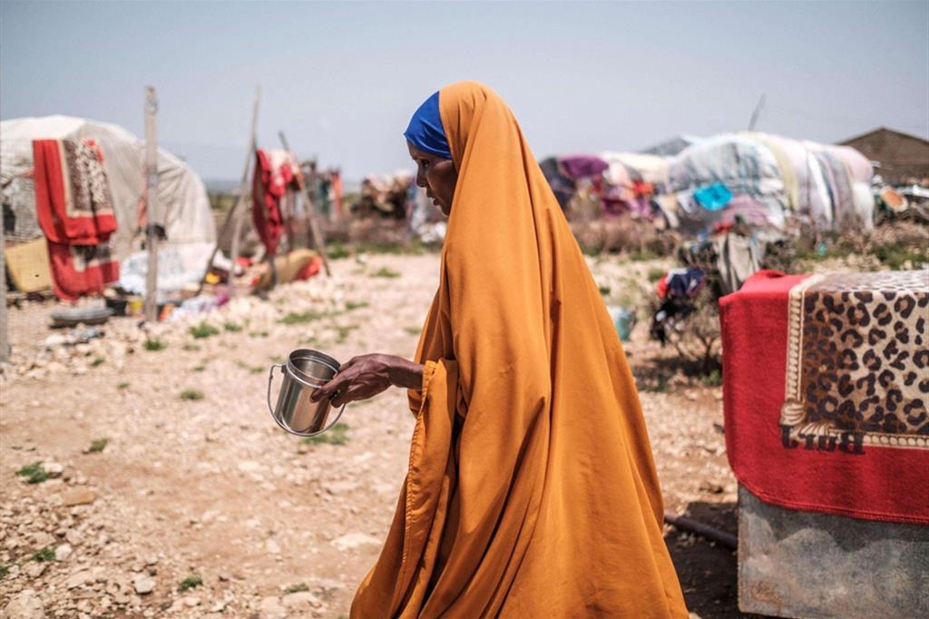 Una donna di 35 anni, madre di 8 figli, cammina in un accampamento nella periferia di Hargeisa - Ansa