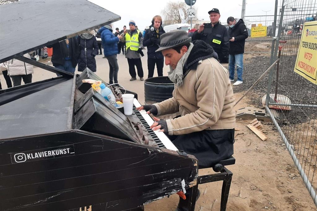 Il pianista Davide Martello al confine tra Germania e Polonia suona per i profughi