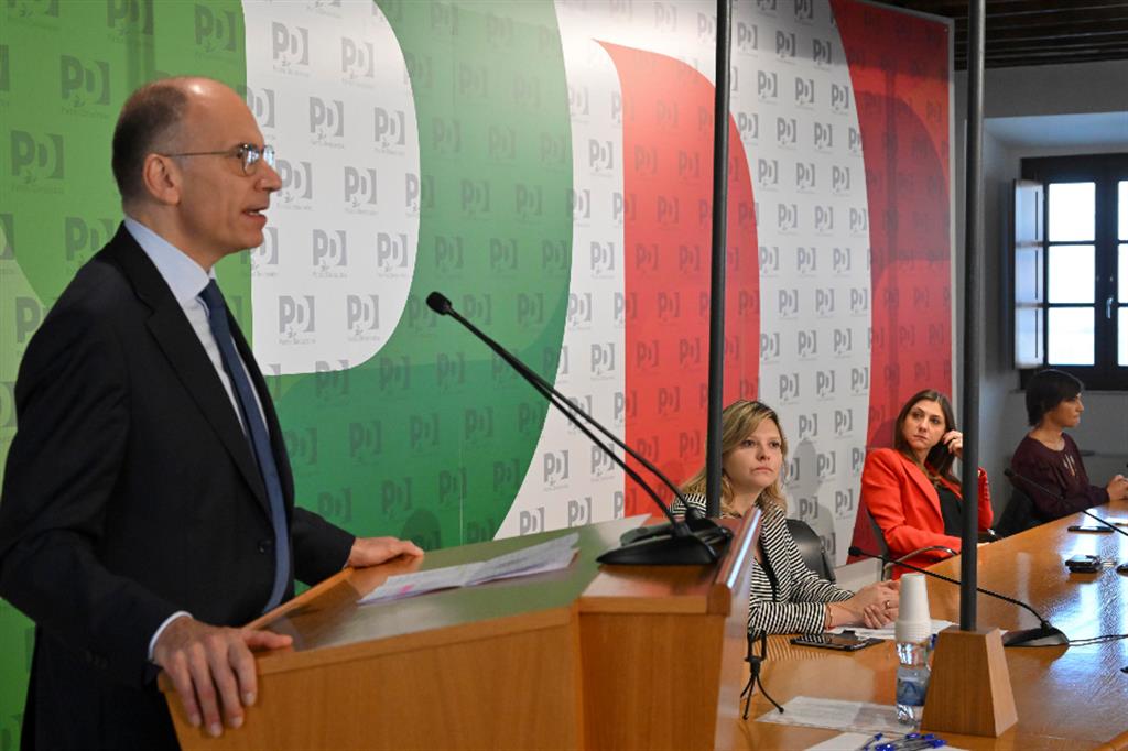 Il segretario Enrico Letta, Valentina Cuppi, Anna Ascani e Debora Serracchiani, nella sede del Pd nel corso della riunione della direzione del partito ieri a Roma