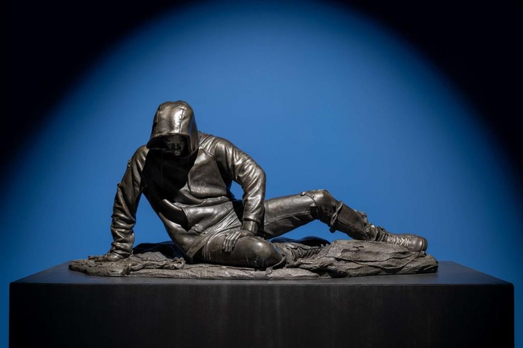 Kehinde Wiley "Gallo morente", bronzo, 2002. L'opera è in mostra nella personale dell'artista americano "An Archaeology of Silence" a Venezia, Fondazione Cini, fino al 24 luglio