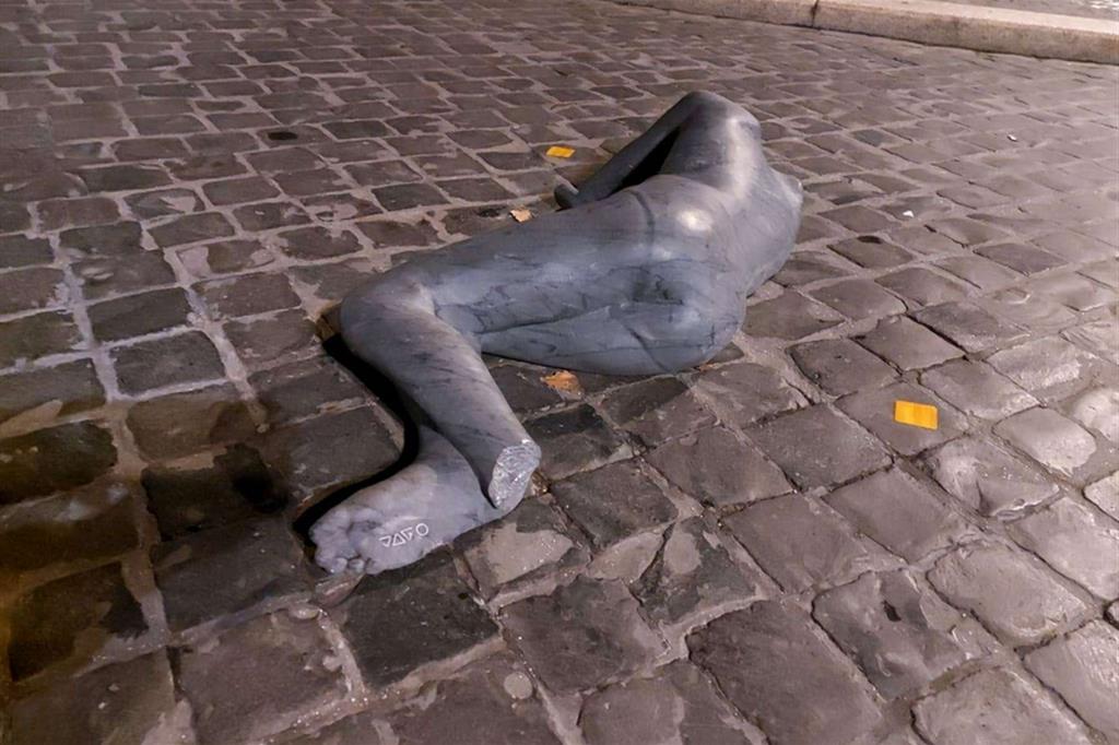 Alla scultura, a Ponte Sant'Angelo fino al 5 novembre, è stato spezzato anche un piede. Sull'altro si scorge la firma di Jago