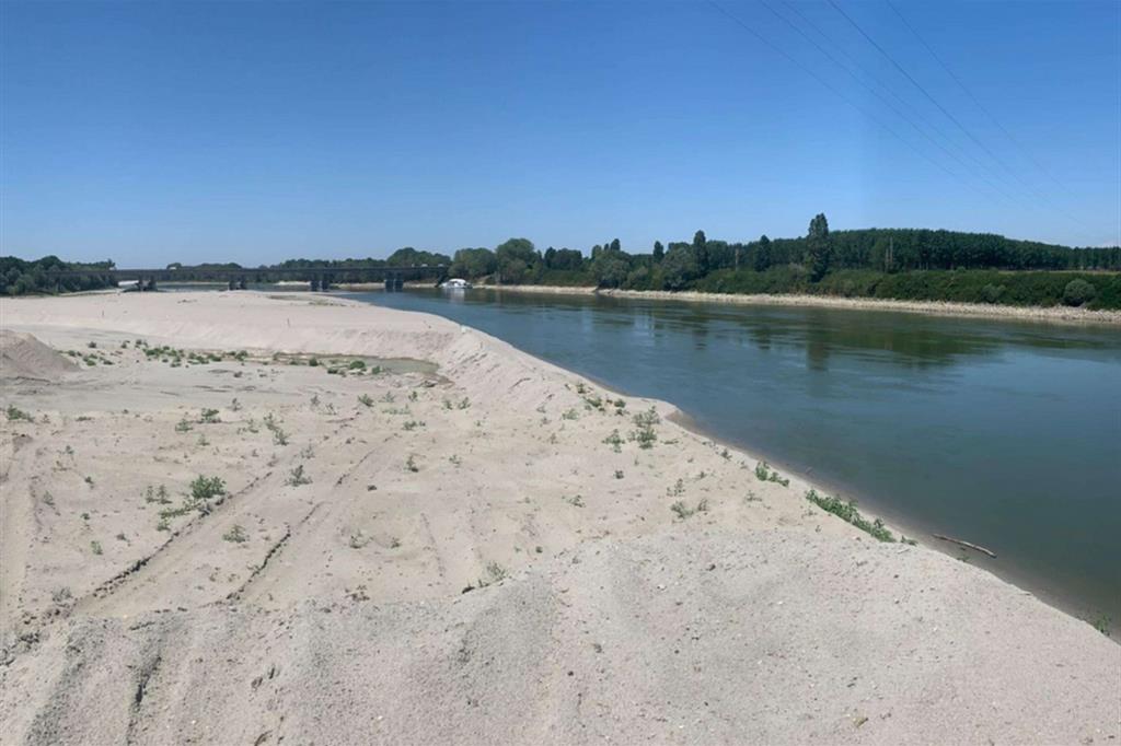 Una recente immagine del fiume Po in secca nel territorio del Comune di Boretto (Reggio Emilia)