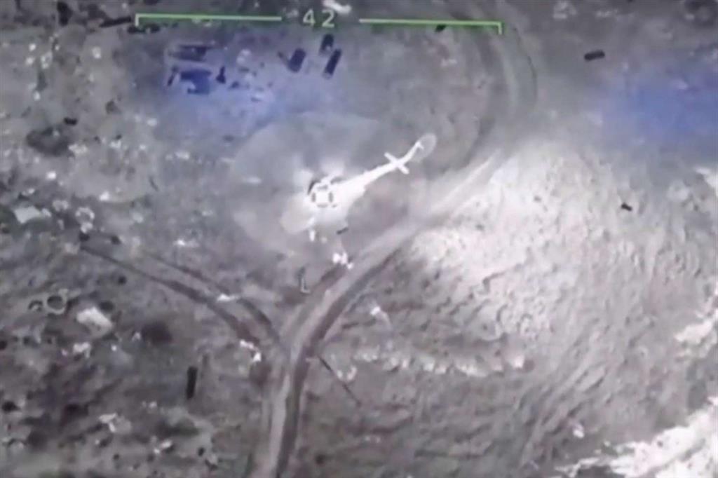 Un’immagine, fornita ai media dalla Difesa  di Kiev, di un elicottero russo a terra mentre sbarca militari prima di essere colpito da un missile sull’Isola dei Serpenti