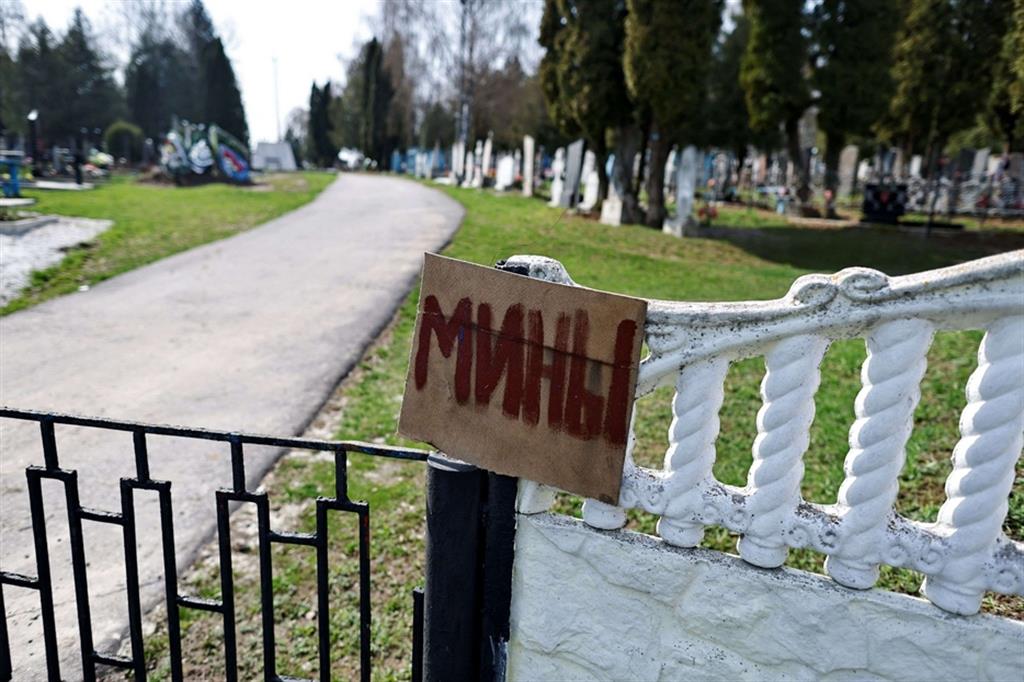 Un cartello con la scritta "Mine" all'ingresso del cimitero di Trostianets, nella regione di Sumy, 16 aprile