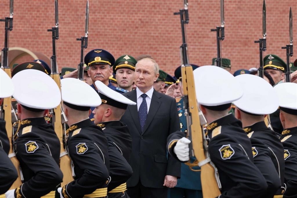 Il presidente russo Vladimir Putin fra i soldati dell'Armata rossa