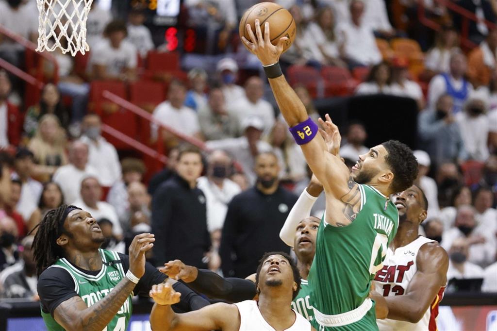 La stella dei Boston Celtics, Jayson Tatum, 24 anni, in azione contro i Miami Heat
