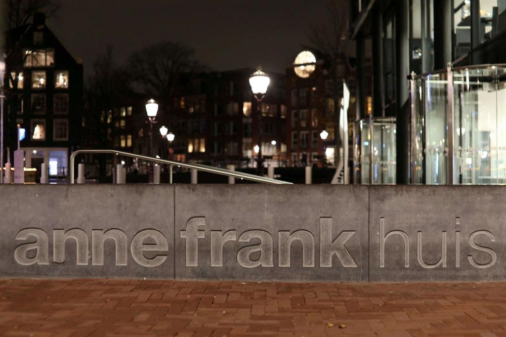 Chi ha tradito Anne Frank? Un libro rivela: «Fu un notaio ebreo»