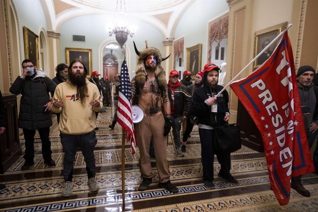 I sostenitori di Donald Trump, con al centro lo "sciamano Qanon" Jake Angeli, durante l'assalto al Congresso del 6 gennaio 2021