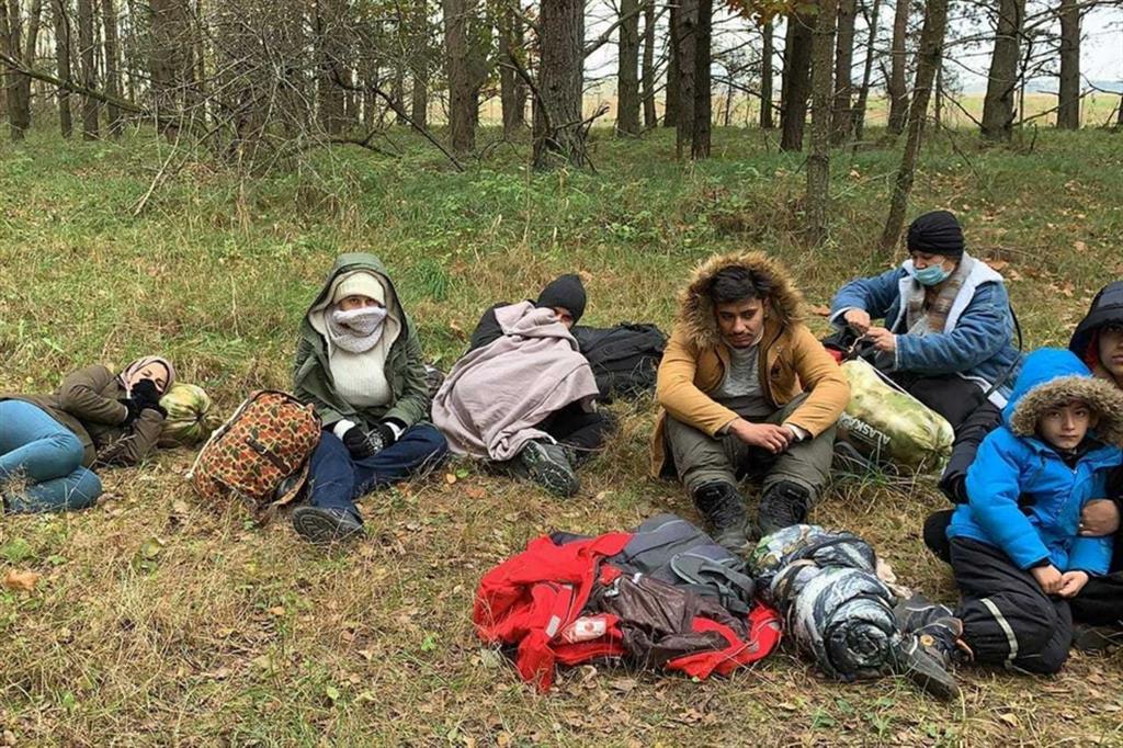 Un gruppo di profughi bloccati tra Polonia e Bielorussia