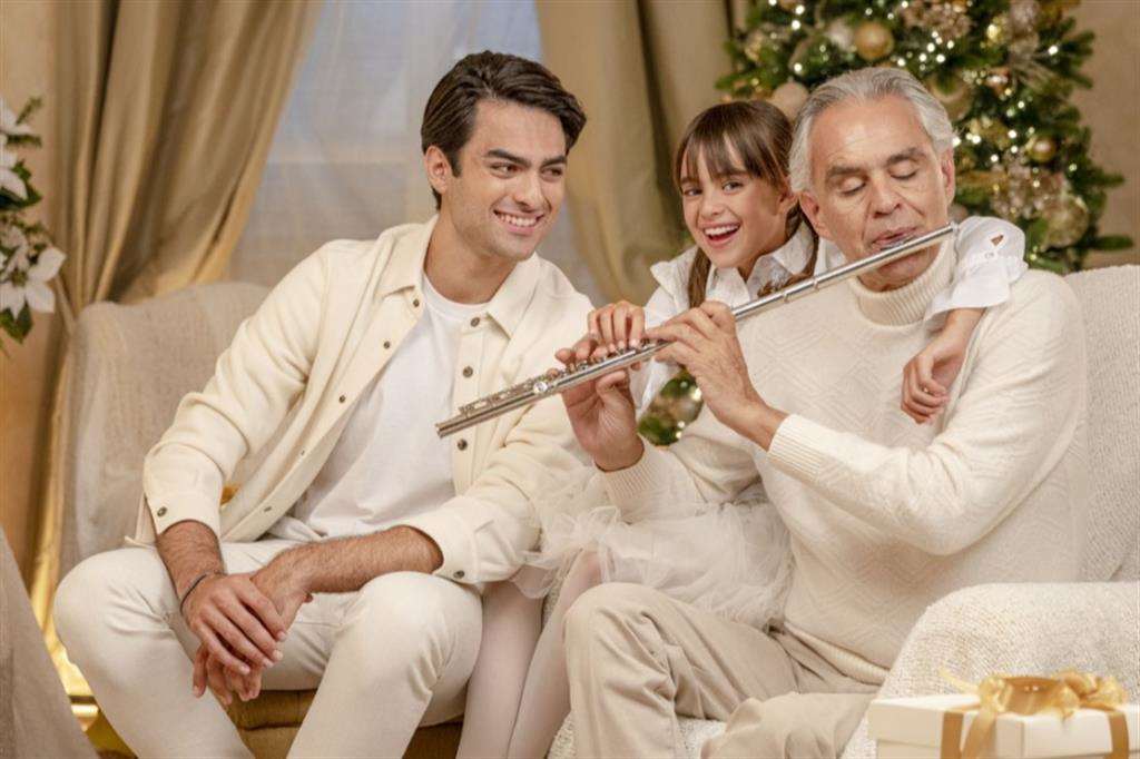 Andrea Bocelli con i figli Matteo e Virginia cantano per la prima volta insieme nel disco "A family Christmas"