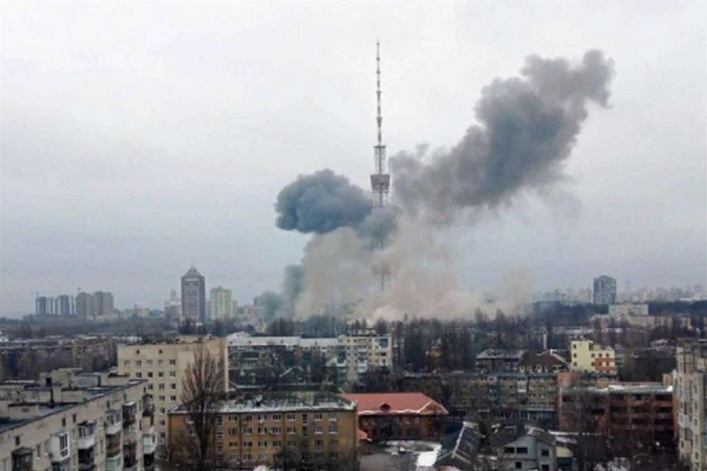 La torre della tv colpita a Kiev