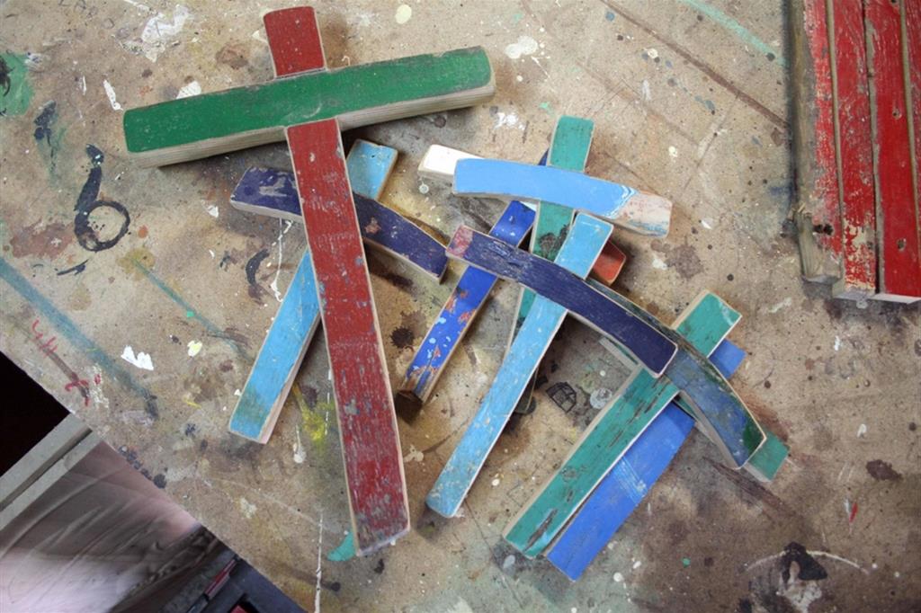 Le croci realizzate con il legno dei barconi dei migranti dal falegname e consigliere comunale lampedusano Franco Tuccio, 10 ottobre 2013